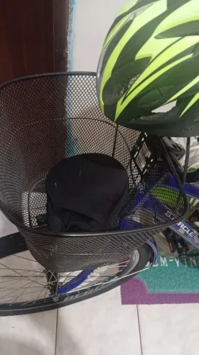 vendo bicicleta ? lindoa nova com cesto é bagageiro vai com capacete ? de brinde ap
