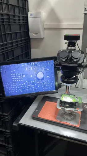 Microscópio Trinocular Simul-Focal Com Câmera 2k 38MP e Tela LCD 10 Kaisi 37050D