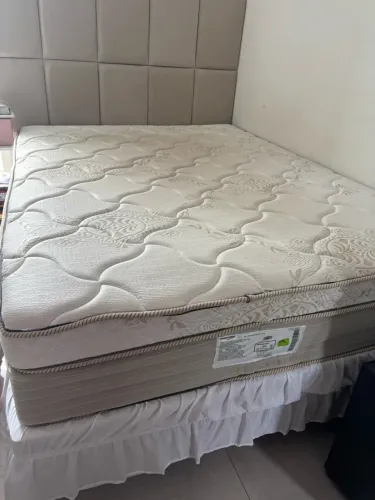Cama casal Molas ensacadas molejo estrutural praticamente nova