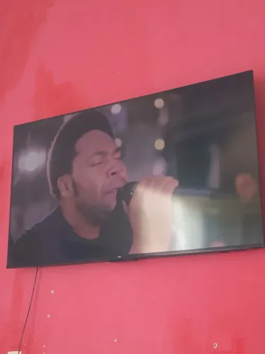 Tv 50 polegada tem um ano de usso 