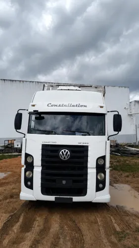 Cavalo mecânico e carreta com serviço