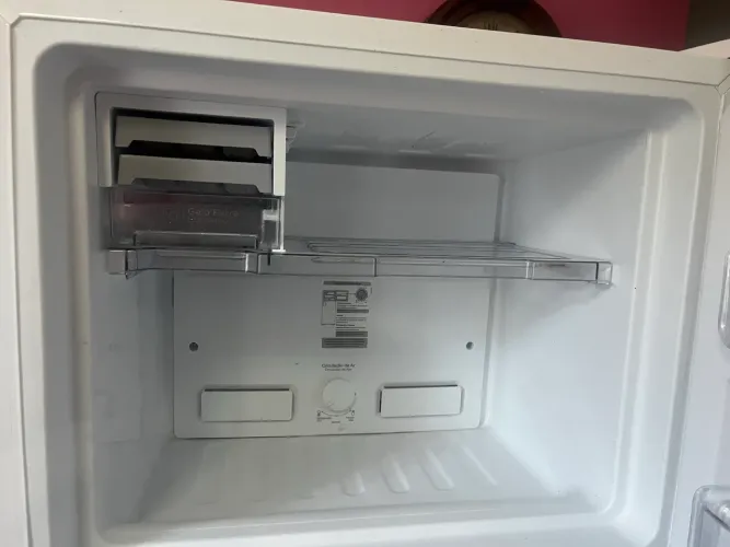 Vende-se geladeira semi nova