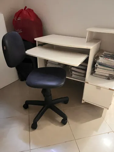 Mesa de estudos e cadeira usadas em bom estado. 