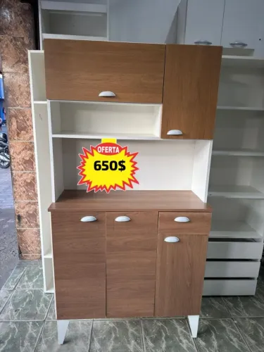 Armário de cozinha com portas amadeiradas