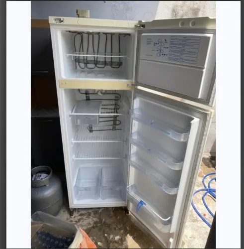 Geladeira à venda,em bom estado. Motivos da venda,compramos outra maior