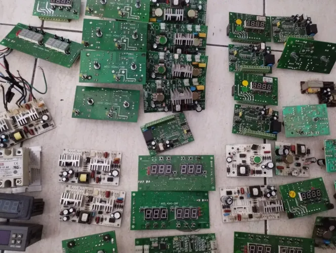 Lote de placas eletrônicas com defeito / sucatas. Placas de aquecedores agitadores...