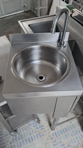 PIA DE ASSEPSIA INOX com acionamento no joelho