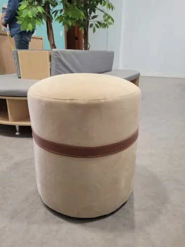 Puff Berlim Decorativo Redondo Com Cinta Cor Areia