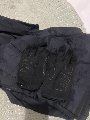 Capa de chuva e luvas de moto 