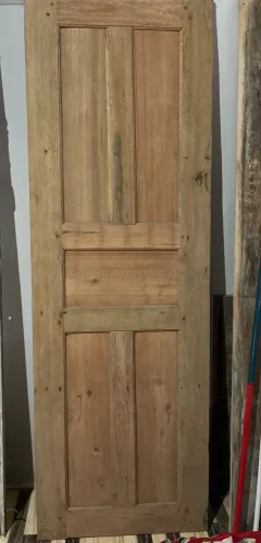 Vendo essa porta de madeira 70x2,10 com caixilho novinha a preço de desapego