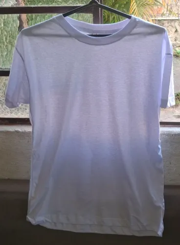 Camisa branca totalmente lisa, leve confortavel e estilosa