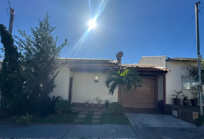 VENDE-SE CASA NO CONDOMÍNIO MORUMBI 1 GOIÂNIA/GO