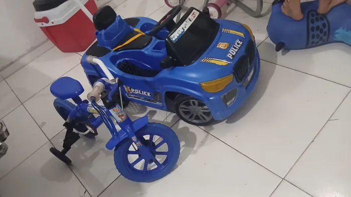 Carro infantil e bicicleta 
