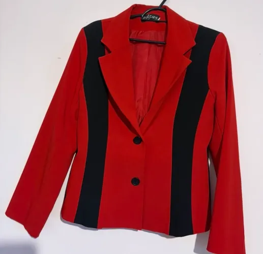 Casaco vermelho com detalhes em preto