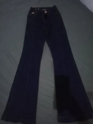 Calça jeans boca de Sino