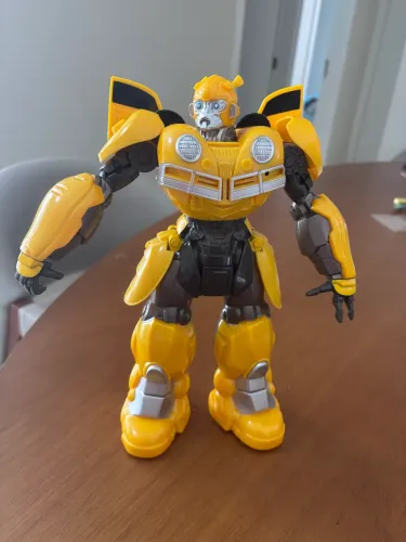 Boneco DJ Bumblebee Transformes toca música e grava a voz das crianças