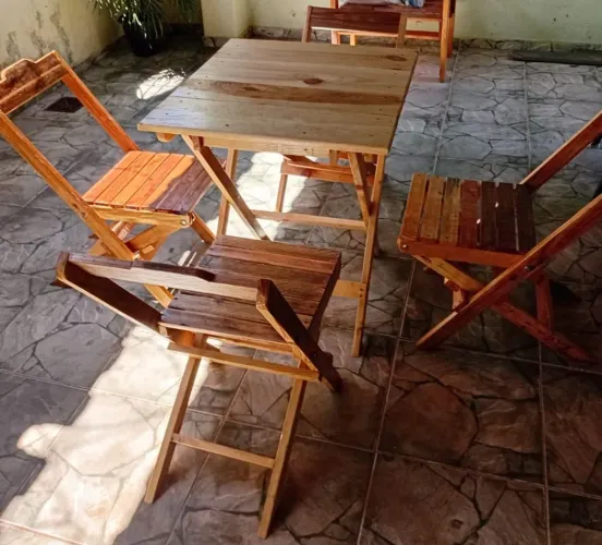Conjunto Mesa + 4 Cadeiras Dobráveis de Madeira.
