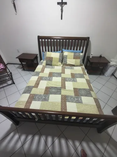 CAMA DE CASAL EM MADEIRA QUEEN SIZE