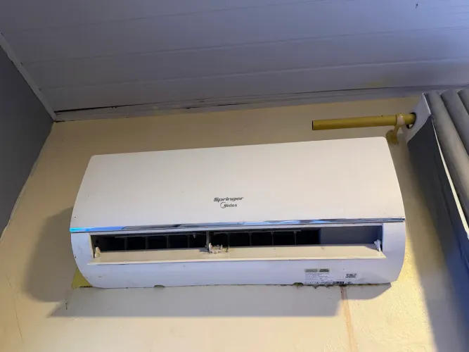 Ar Springer Midea 9000 BTUs Gelando Bem + Controle