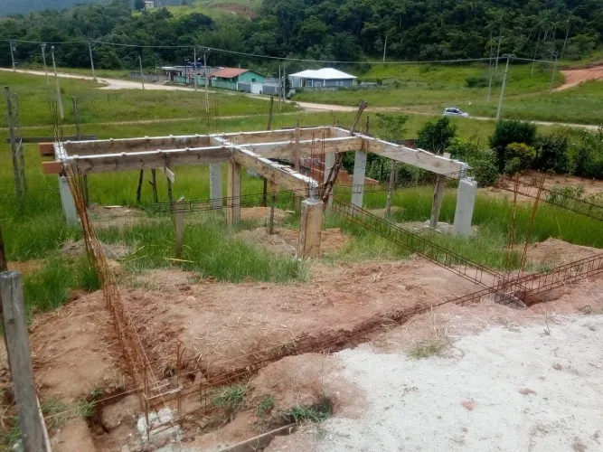 Terreno com Alicerce Vila do Abraão