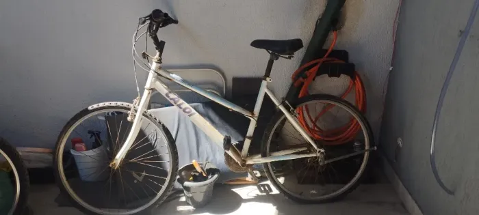 Bicleta Caloi Ventura, com avarias, precisa de manutenção