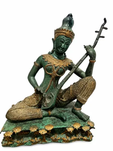 Estátua Antiga Tailandesa de Bronze Dourado de Saraswati Tocando uma Vina
