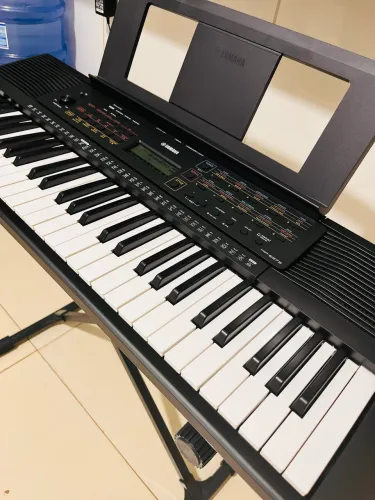 Teclado Yamaha PSR E273 (Muito NOVO)