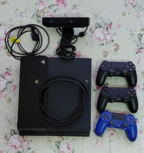 Vendo PlayStation 4 (PS4 Fat de 500GB), modelo CUH-1115A, com 12 jogos e Câmera PS4.