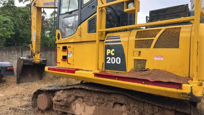 Escavadeira hidráulica PC 200 ano 2014, máquina 100% operacional resinada e reformada 