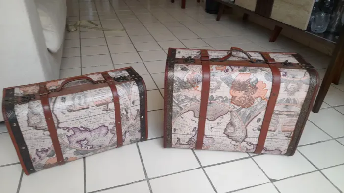 Mala vintage com padrão de mapa