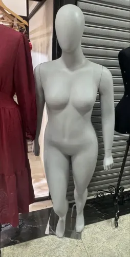 Manequim plus size feminino em fibra - ótimo estado