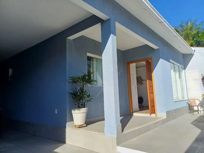 Linda casa com piscina e área verde a VENDA no SAMOA!
