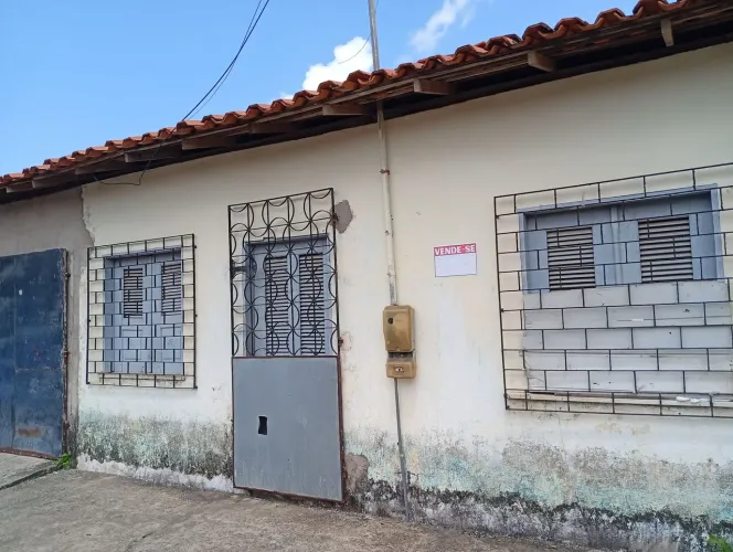 Vende-se uma casa na Cidade Olímpica .. sala dois quartos cozinha banheiro varanda