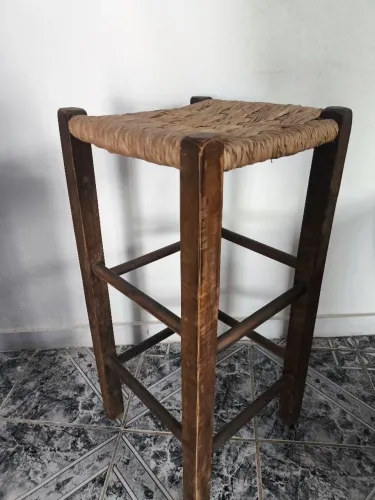 Banqueta em madeira e palha