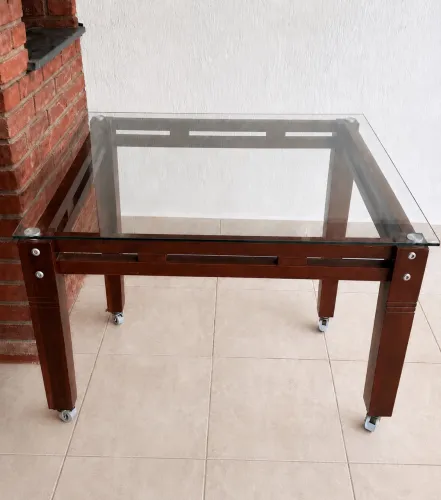 Mesa de jantar em madeira maciça 