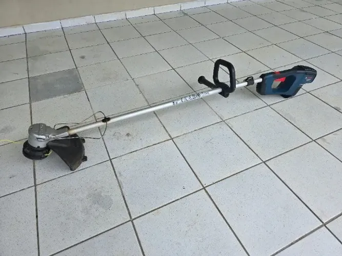 Roçadeira A Bateria Bosch GFR 18V-23 Professional + 2 Baterias ProCORE 18V 8.0Ah + Carrega