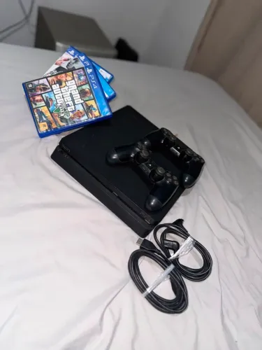 PS4 Slim 500GB + 2 Controles + 3 Jogos ?