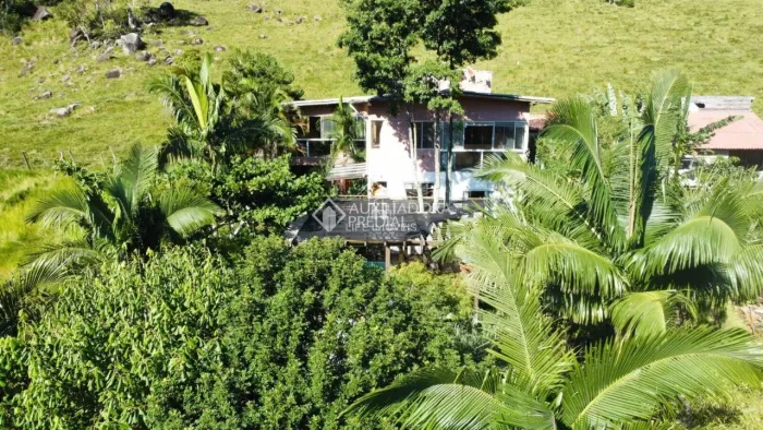 Casa com Piscina e 5 Quartos Cercada pela Natureza no Siriú, Garopaba, SC