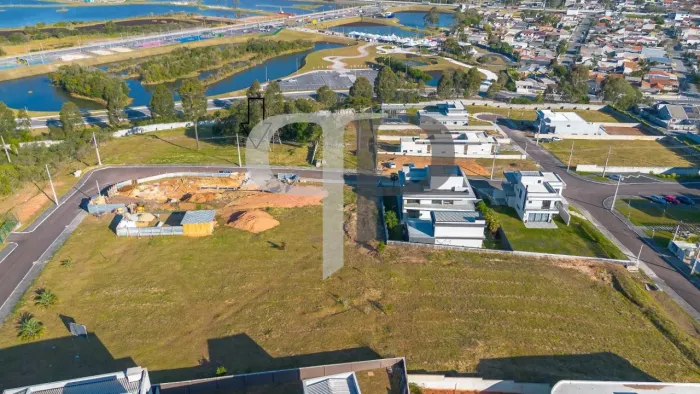 Terreno em Condominio Fechado com 1593 m2, Pinhais. Vista Serra do Mar