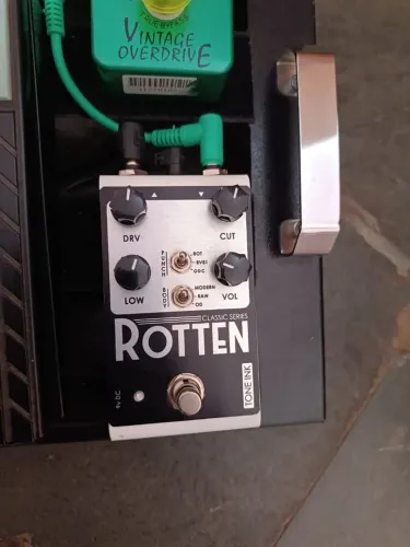 Vendo pedais e caixa de guitarra