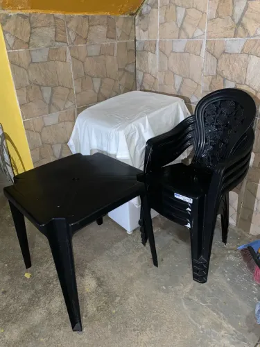 Mesa e quatro cadeiras para vender