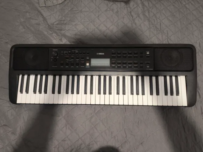 Teclado Yamaha PSR-E383 + Capa de Couro + Estante + Pedal de Sustain