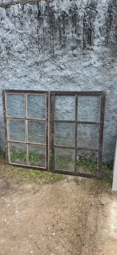 2 FOLHAS DE JANELA DE MADEIRA COM VIDRO