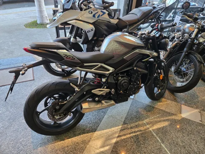 Street triplo 765 rs