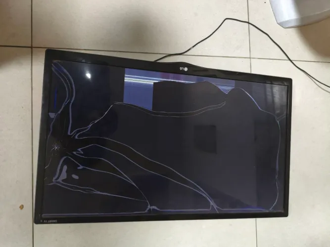 Tv LG Tela quebrada (retirada de peças)