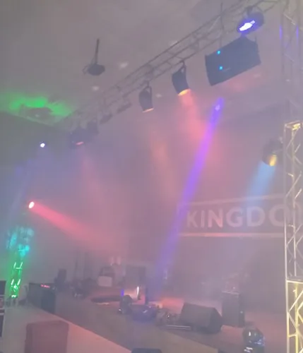 Som palco e iluminação.