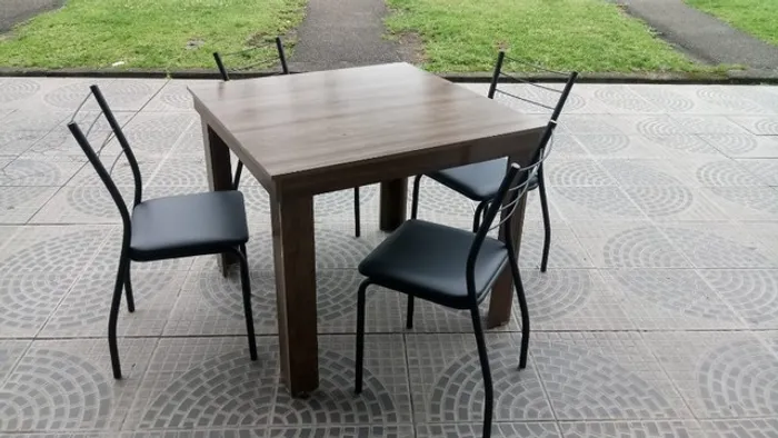 Mesa pequena, 4 cadeiras nova