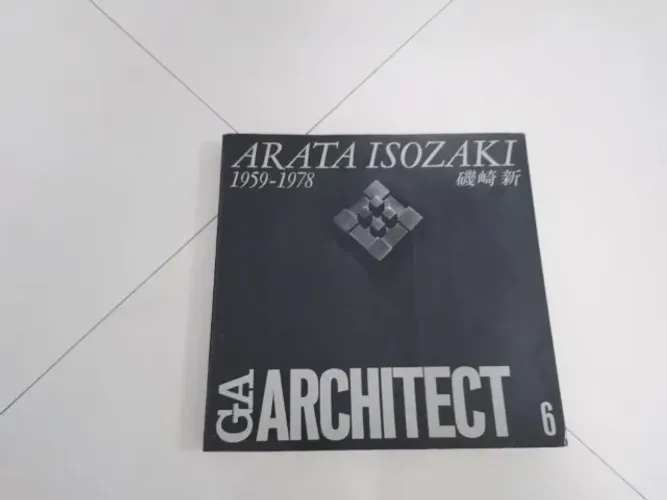 Livro de Arquitetura - Arata Isosaki em ótimo estado