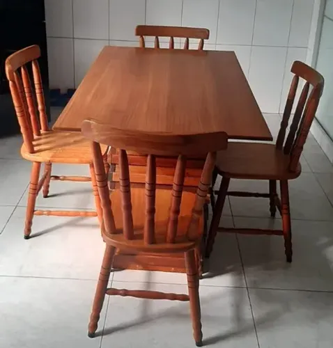 Mesa de madeira com 4 cadeiras