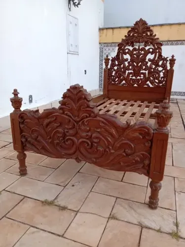 Cama de Solteiro de Cerejeira maciça com criado mudo